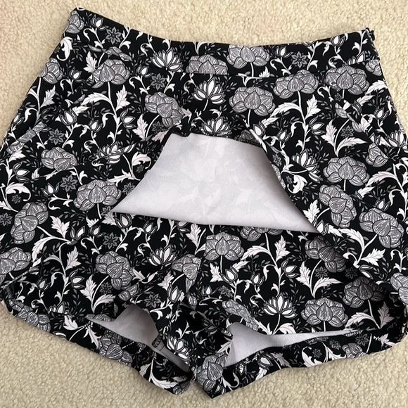 Black/gray pattern skort - Picture 6 of 6